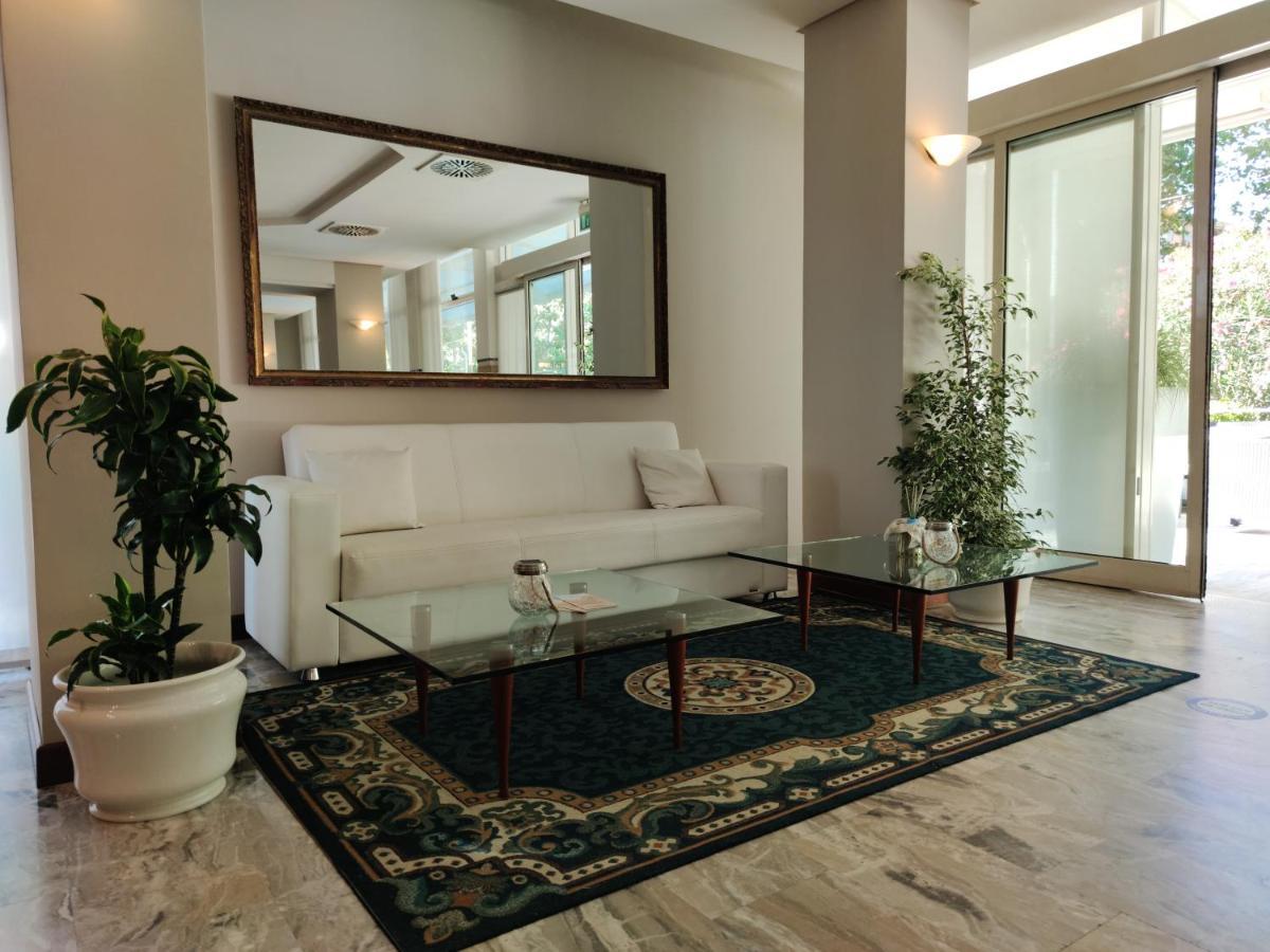 Hotel Audi Frontemare Rimini Bagian luar foto