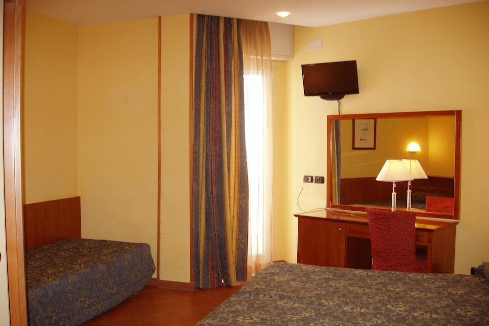 Hotel Audi Frontemare Rimini Bagian luar foto
