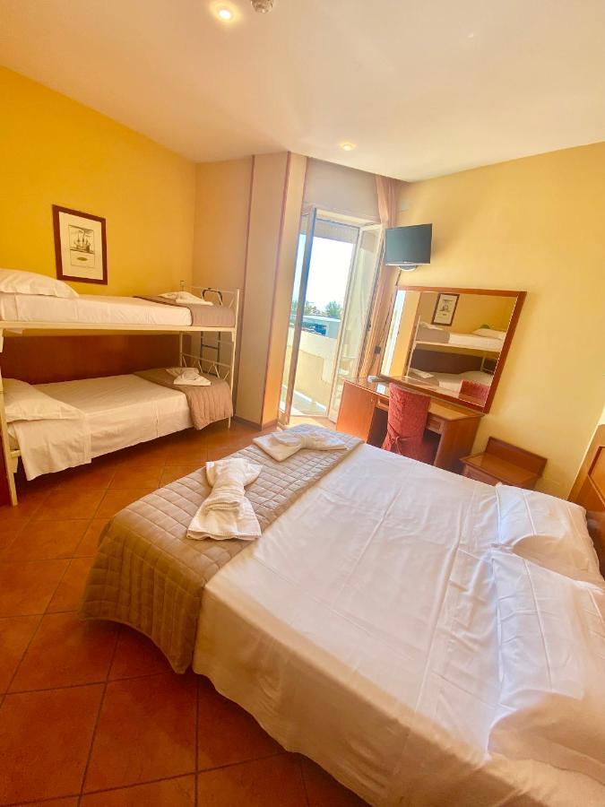 Hotel Audi Frontemare Rimini Bagian luar foto