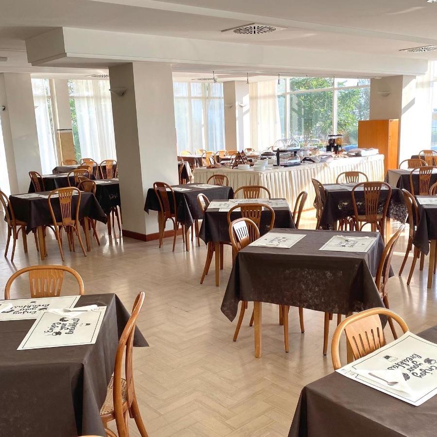 Hotel Audi Frontemare Rimini Bagian luar foto