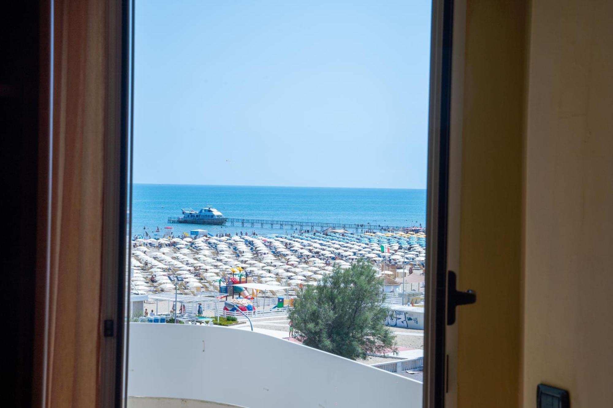 Hotel Audi Frontemare Rimini Bagian luar foto