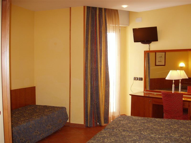Hotel Audi Frontemare Rimini Bagian luar foto