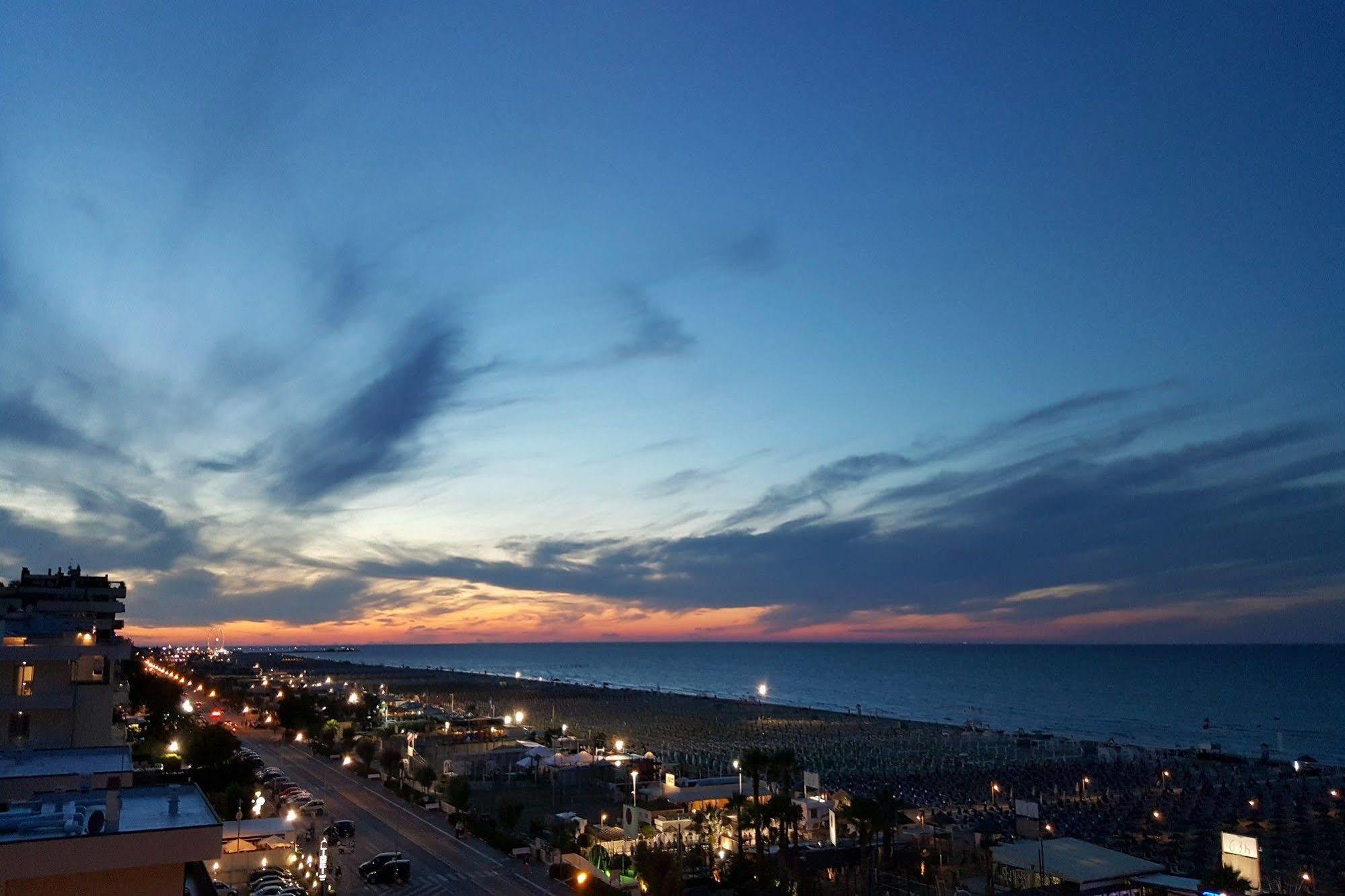 Hotel Audi Frontemare Rimini Bagian luar foto